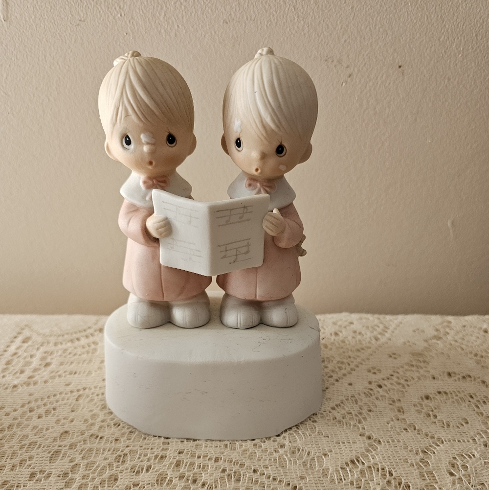 Precious moments, music box. Porcelain Figurine of Two Children in Pink